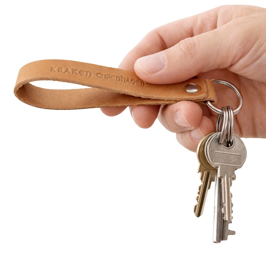 Personlig lædernøglering i ægte læder – Rødbrun (gratis lasergravering)