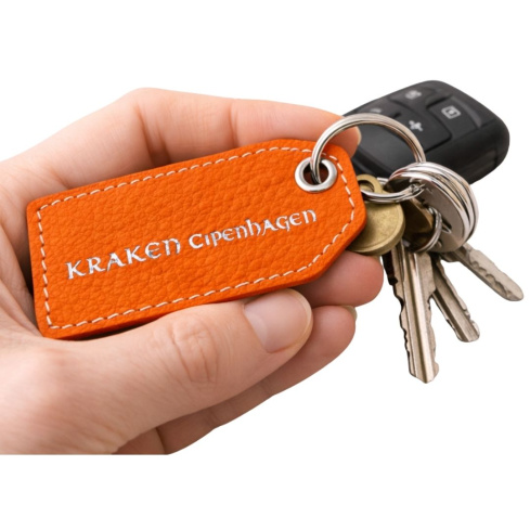 Personlig nøglering i ægte læder – orange nøglering med navn | Kraken Copenhagen